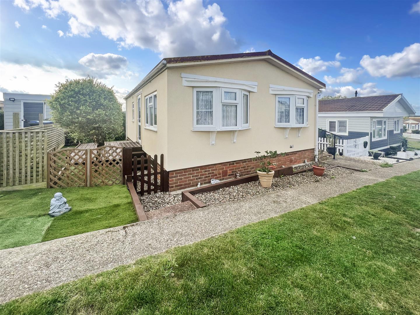 2 Bed, 1 Bath Property For Sale in Applegarth Park Seasalter Lane